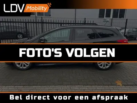 FORD FOCUS 1.5 benzine ST-LINE / Automaat / 17 inch / Cruise / Stuurverwarming / boekjes aanwezig.