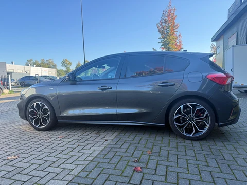 Ford Focus 1.0 125 pk ST-line X panoramadak, winterpakket, 19 inch lm, trekhaak, CarPlay, adp. kopla