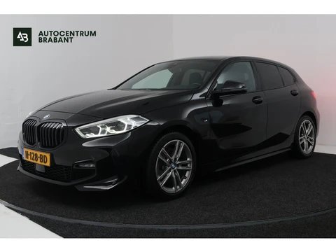 BMW 1-serie 118i Executive Edition (CAMERA, SFEERVERLICHTING, NAVIGATIE CARPLAY, DIGITALE COCKPIT)