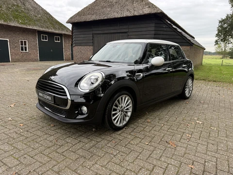 MINI 5-deurs 1.5 Cooper Chili. Navi,Leer,LED,17". Lage km stand !