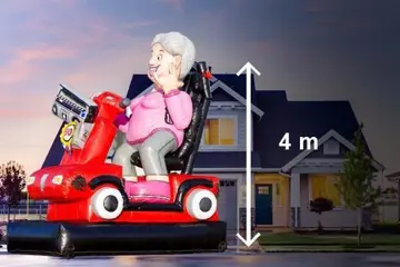 Sarah pop op scootmobiel te huur, landelijke bezorging mogel