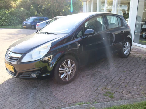 Opel Corsa 1.4-16V Cosmo 5 deurs! APK oktober 2027! Kan direct mee!