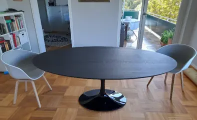 Ovale Tulip tafel massief noten houten blad