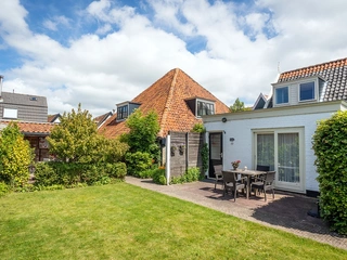 Lekker slapen in knus vakantiehuis met tuin midden in Den Burg