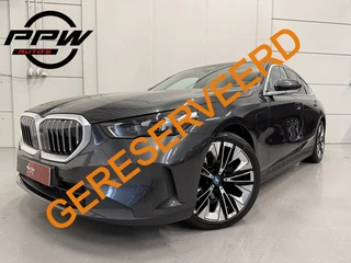 BMW 5 Serie 530e Edition PANO/H&K/HEAD-UP/LEER-SPORT/CURVED-DISPLAY/SOH 94%/360CAMERA/20"/LED-ADAPTI