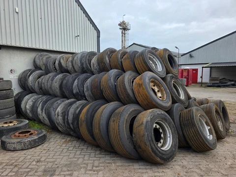 Container full 385/65R22.5 tires with rims - 385/65 R22.5 Vrachtwagenbanden met Velgen - Containerpa