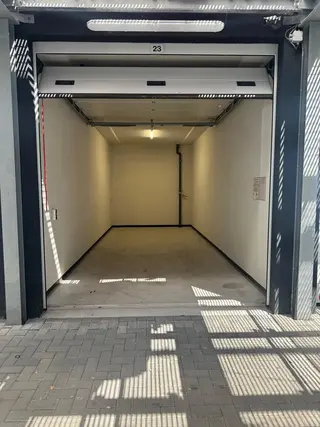 TE HUUR | Ruime garagebox op bg van 26 m² – Den Haag / Voorburg