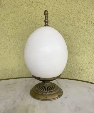 Afrikaans Struisvogel Ei - op antieke bronzen sokkel -