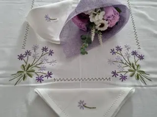 Tafelkleed van linnenmix met handgeborduurd satijnsteek -