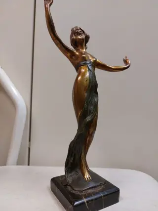Art deco brons: naakt dansende dame met sluier. (1)