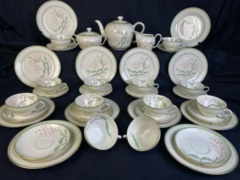 Tomas Ivory - Bavaria - Theeservies voor 12 (39) - Porselein