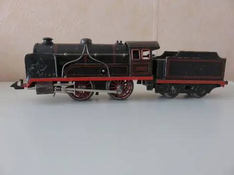 Bing - 3880 - locomotief met veeraandrijving