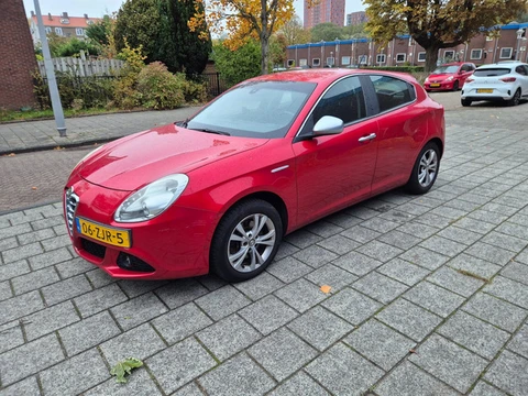 Alfa Romeo Giulietta 1.4 T Distinctive Automaat Red Metallic