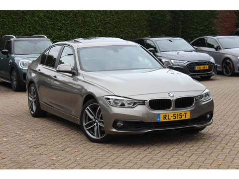 BMW 3-serie 320i Corporate Lease High Executive / Trekhaak / Schuifdak / Leder / Navigatie / Parkeer