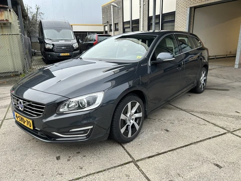 Volvo V60 2.4 D6 AWD Pl.i Sum. Lees tekst