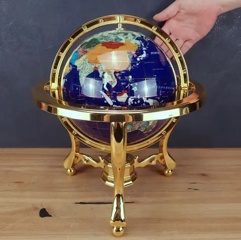 Waardevolle wereldbol gemaakt van Lapis Lazuli &amp; andere