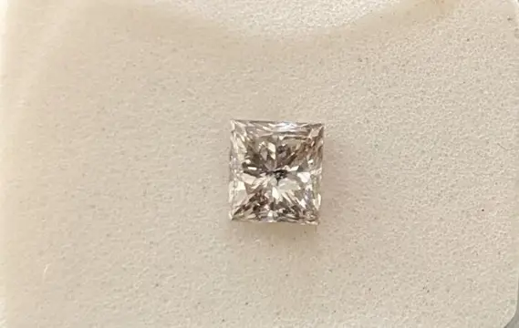 Diamant - 0.47 ct - Prinses - J, Faint Brown - P1, No