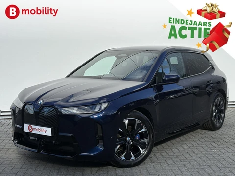 BMW iX xDrive45 101 kWh M-Sport 'Tansanitblau' Harman Kardon NL Auto! | Adaptive LED | Stuur/Stoelve