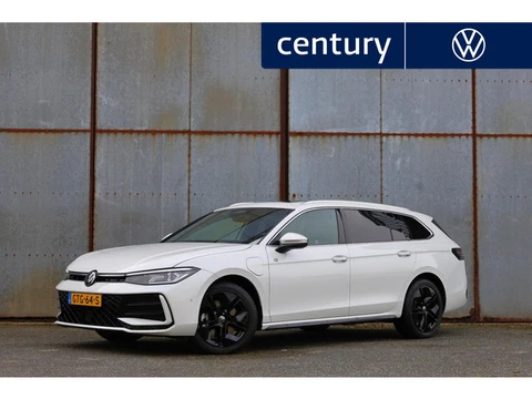 Volkswagen Passat Variant 1.5 eHybrid R-Line Edition | Panodak | Zwenkbare Trekhaak | Camera | Navi 