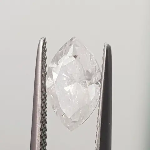 1 pcs Diamant - 1.63 ct - Markies - fancy wit - P2, GIA