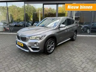 BMW X1 sDrive20i High Exe,Pano,Keyless,HUD,LED,Leer,Trekhk Afn,Stoelverw,Camera,Harman Kardon