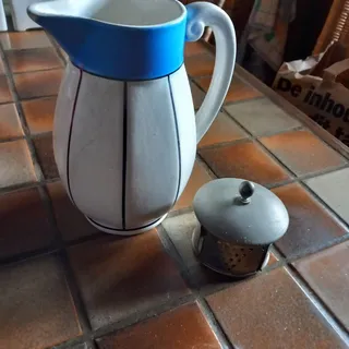 Aardenwerk kannetje , met zeefje zeer oud