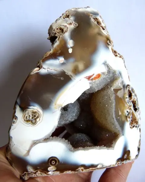 Kostbare Braziliaanse agaat geode - 13 x 11 cm - 744 g