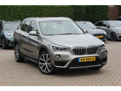 BMW X1 sDrive20i Corporate Lease High Executive / Trekhaak / Camera / Head-up / Leder / Navi. Proff 