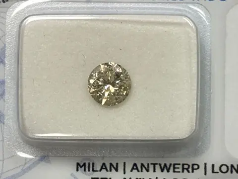 1 pcs Diamant - 0.71 ct - Rond - No reserve price , light