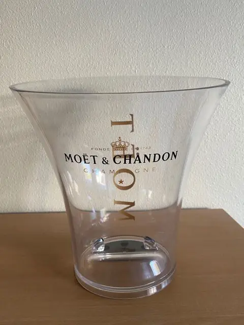 Moët &amp; Chandon - Plastic