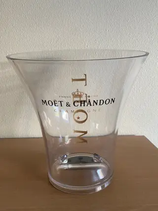 Moët &amp; Chandon - Plastic