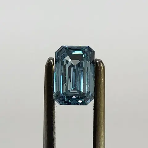 1 pcs Diamant - 0.71 ct - Smaragd - fancy levendig groen