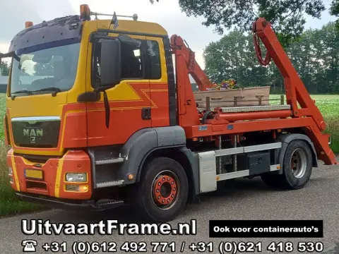 Innovatie. Uitvaart met een vrachtwagen.