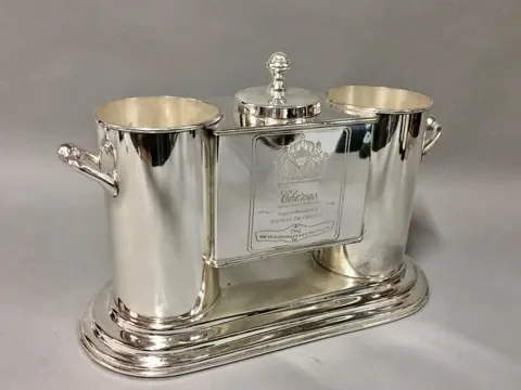 Vintage wine cooler for 2 bottles with reservoir for ice in