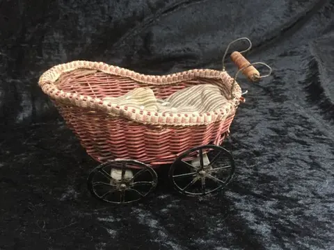 Zeldzaam antiek rieten poppenkoetsje - met ijzeren