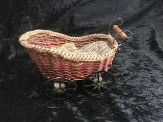 Zeldzaam antiek rieten poppenkoetsje - met ijzeren