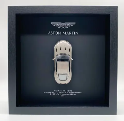 Decoratief object - FRAMEDWHEELS - Aston Martin DB11 V12 -