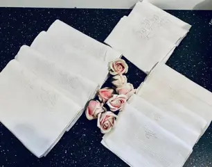 Lot van Oud damast 35 servetten geborduurd met een monogram