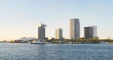 Woning aan de Badhuiskade te Amsterdam