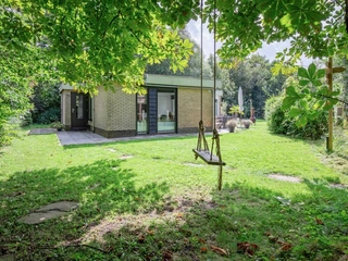 Vrijstaande bungalow met een riante tuin nabij de Slufter