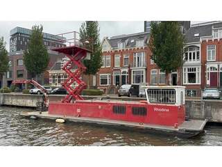 Rusthoven Rhodina met laadkraan en schaarhoogwerker Dekschuit werkboot
