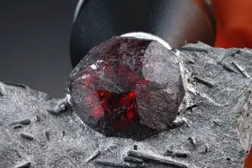 ALMANDINE - PYROPE GARNETEN bloedrode kristallen in