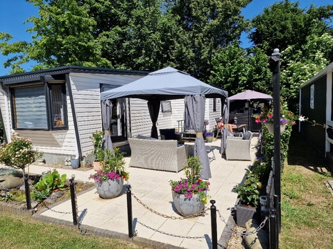 Te koop mooie stacaravan op watersport camping de Hoge Waard
