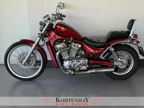 Suzuki VS 800 Intruder (GL) vrijwel nieuwstaat is deze geweldige Chopper!!