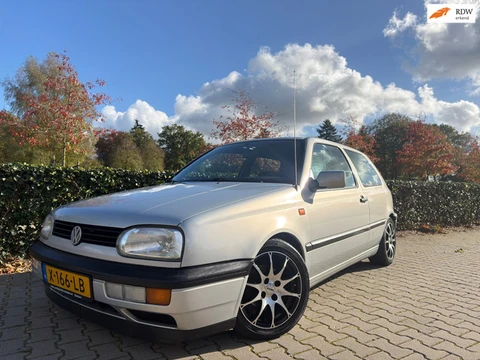 Volkswagen Golf 1.8 CL Sport , 3-DRS. , Schuifdak / Stuurbekrachting / Rvs Uitlaat / 15"Lm Velgen / 