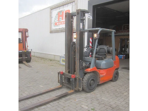 Toyota FG25, LPG gas, triplex, side shift. (bj 2007)