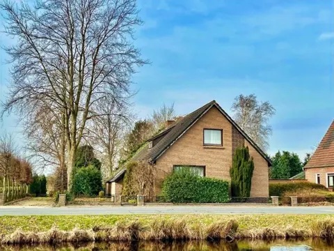 Vrijst. woonhuis met dubbele garage op groot perceel