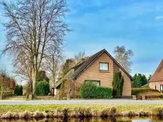 Vrijst. woonhuis met dubbele garage op groot perceel