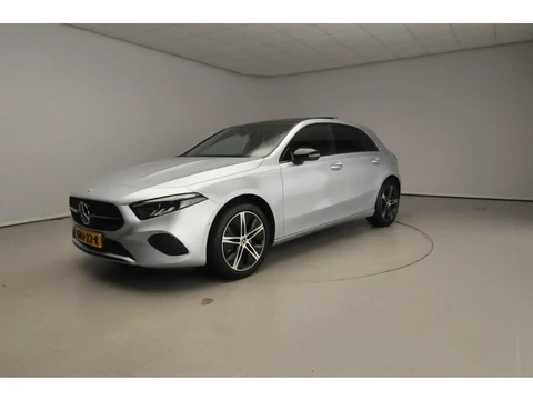 Mercedes-Benz A-klasse 250 e Star Edition Luxury Line | Pano | Trekhaak | Camera | 18"