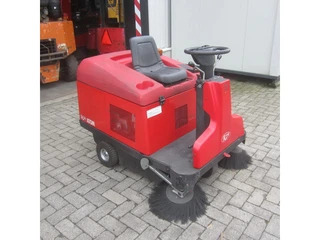 RCM Atom- E-plus, veegbr. 1.30 mtr. zit-zuig-veegmachine.